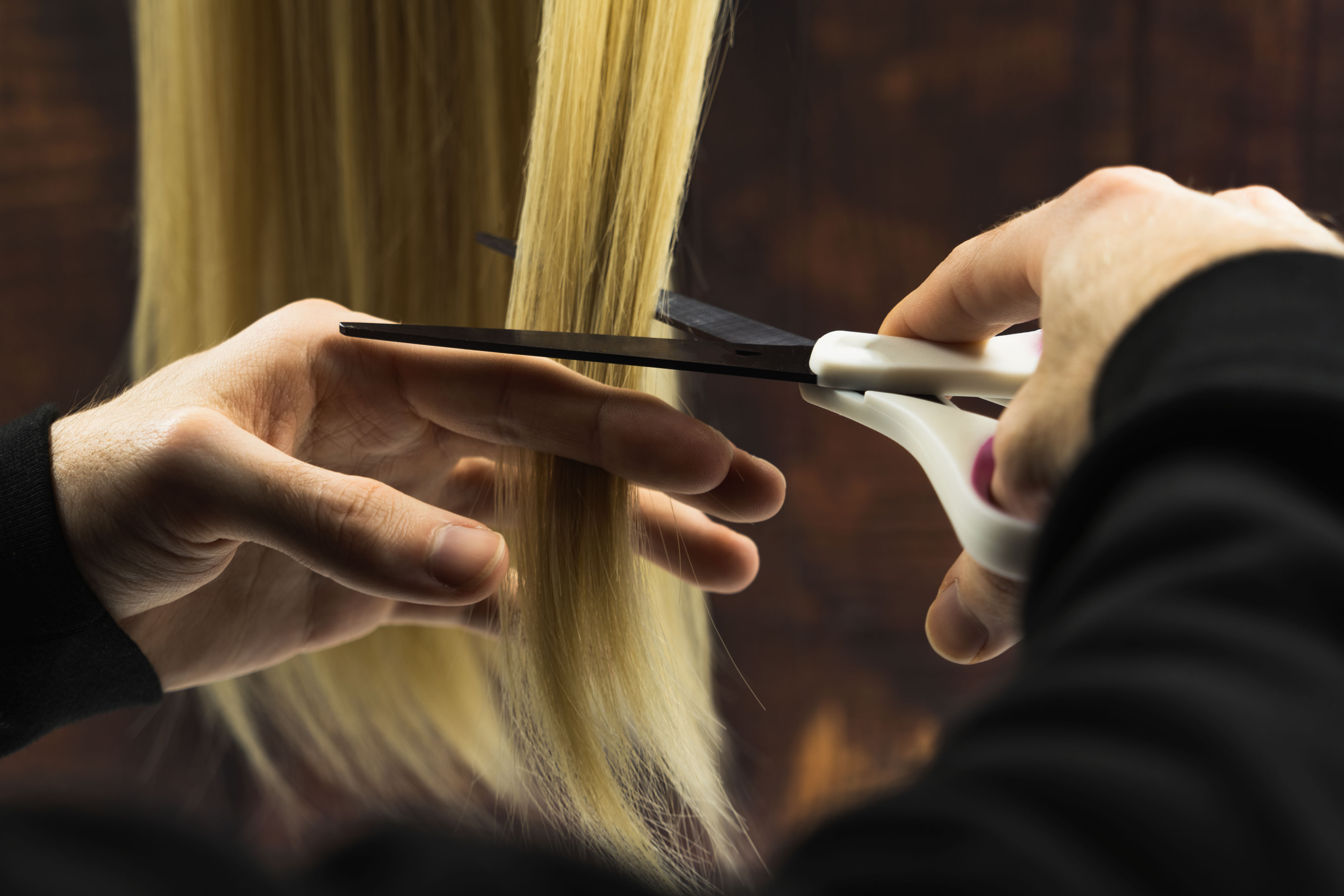 Haare schneiden im Friseursalon