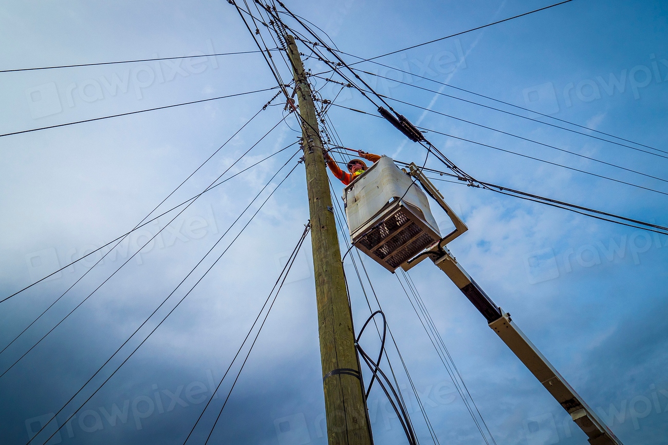 Elektriker bei der Arbeit an einer Leitung